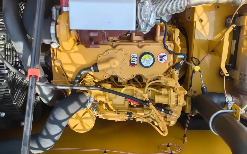 Foto real del compartimento del motor de una excavadora usada CAT 320GX