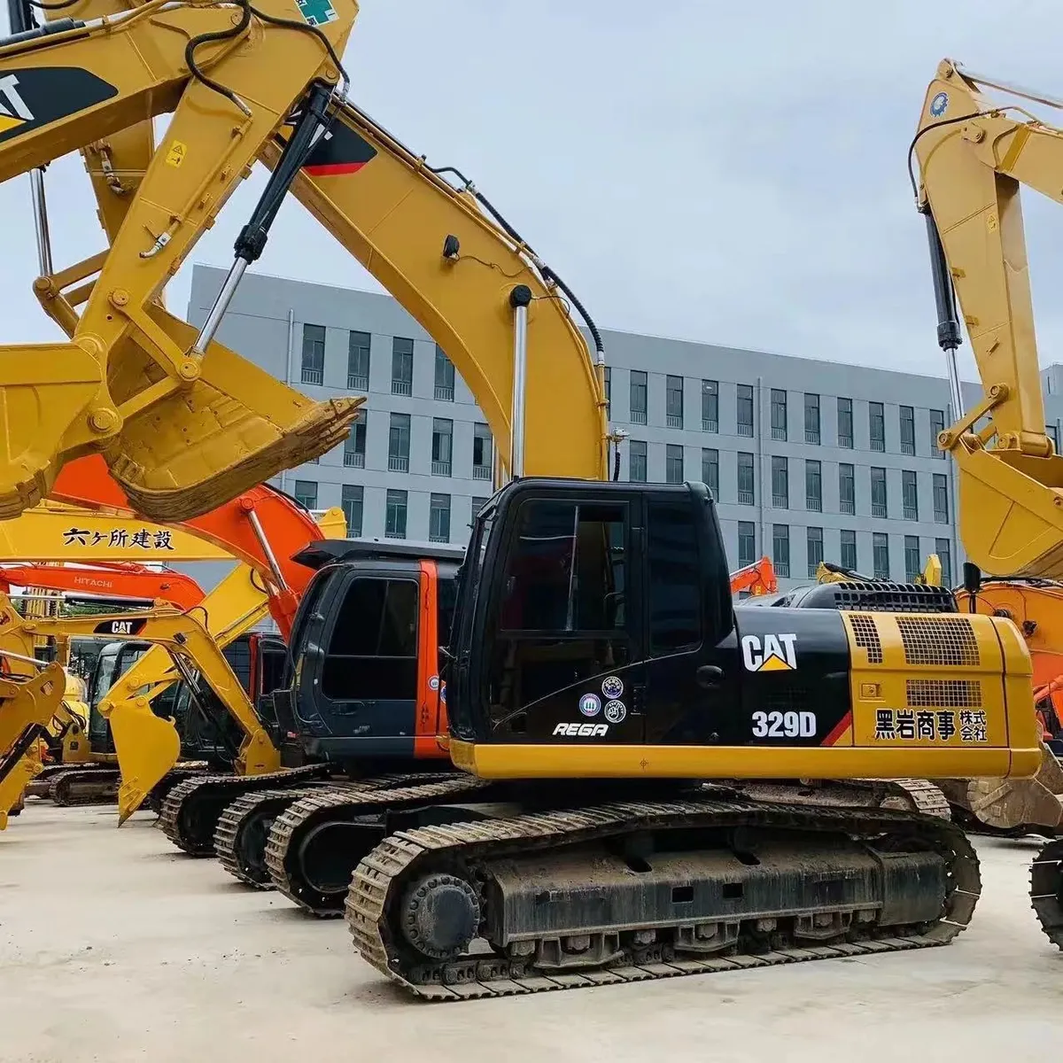 Imágenes de la excavadora CAT 329D