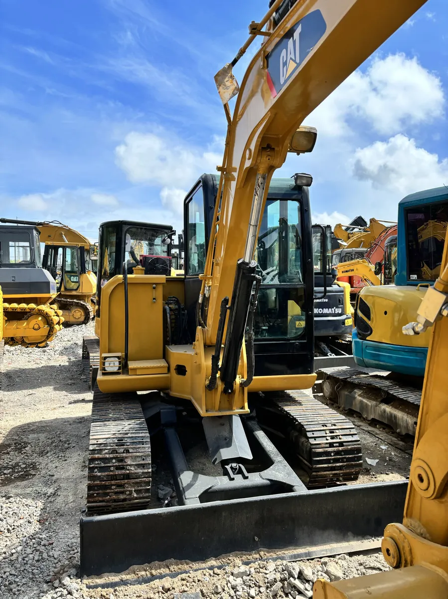 Imágenes de la miniexcavadora CAT 305.5E2