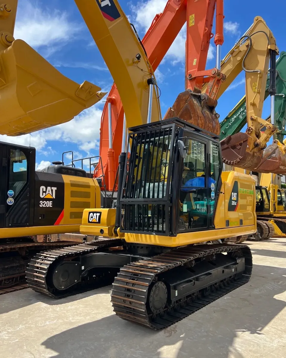 Detalles fotográficos de la excavadora CAT 320GC