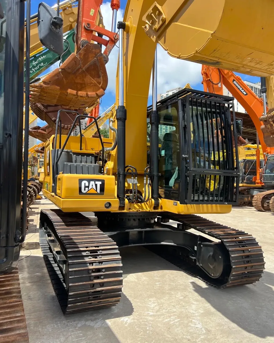 Detalles fotográficos de la excavadora CAT 320GC