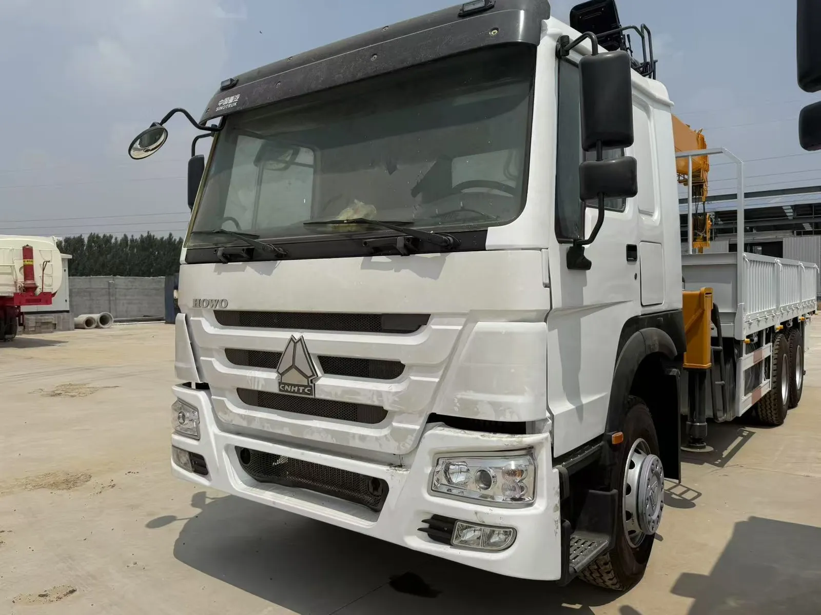 Imagen del producto SINOTRUK HOWO 6×4 grúa montada en camión 14 toneladas