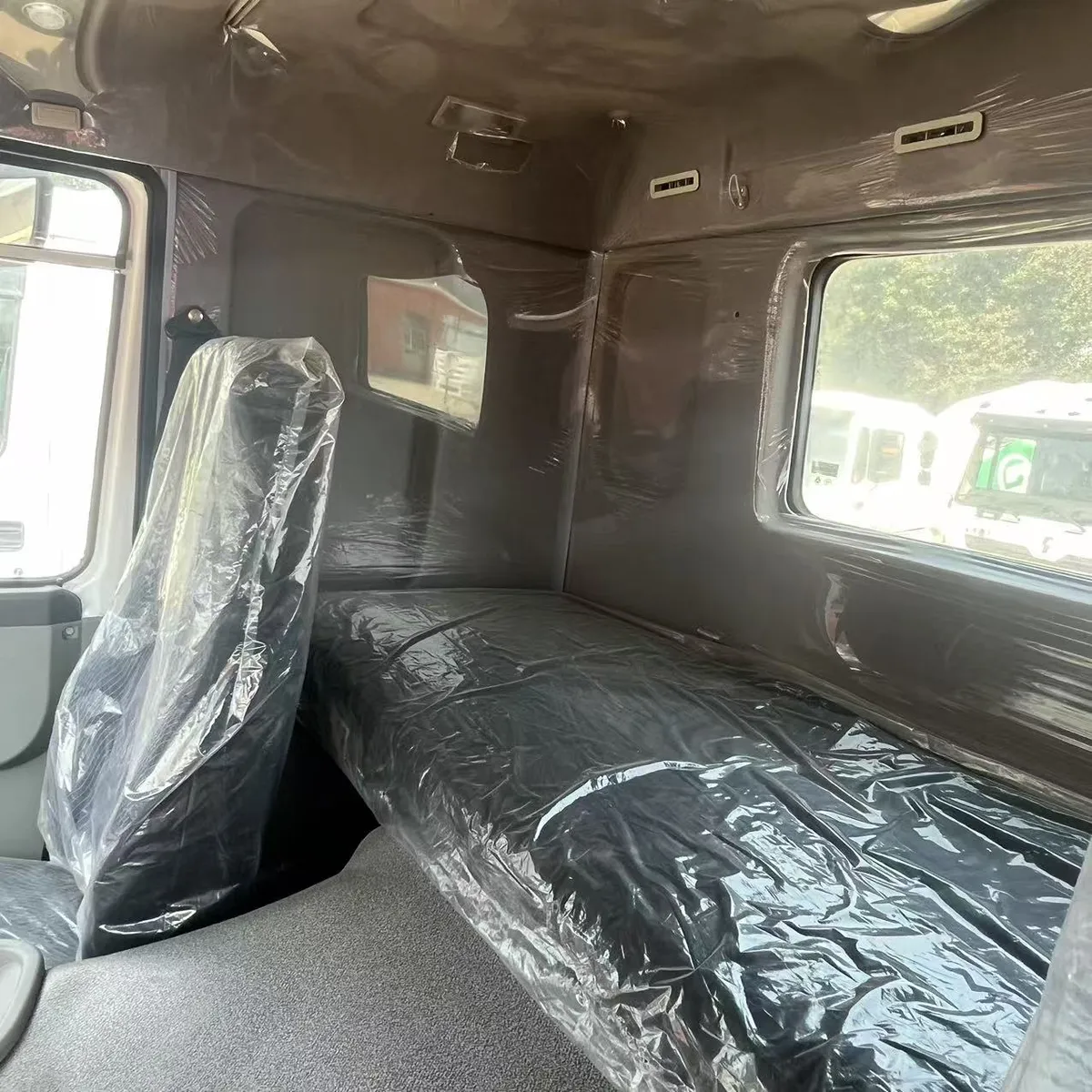Grúa montada SINOTRUK HOWO 6×4 14 toneladas — imágenes de detalles del producto